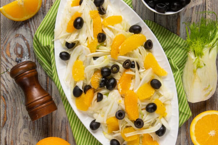 Insalata fresca di arance Biondo Tardivo e finocchi su piatto bianco